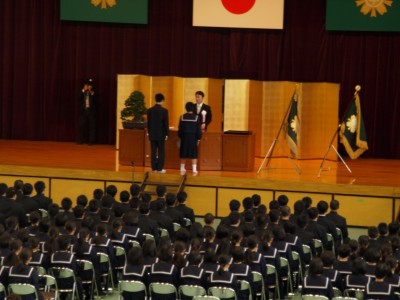 高校生1人と中学生1人で新入生代表宣誓