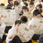 新聞を読む生徒たち